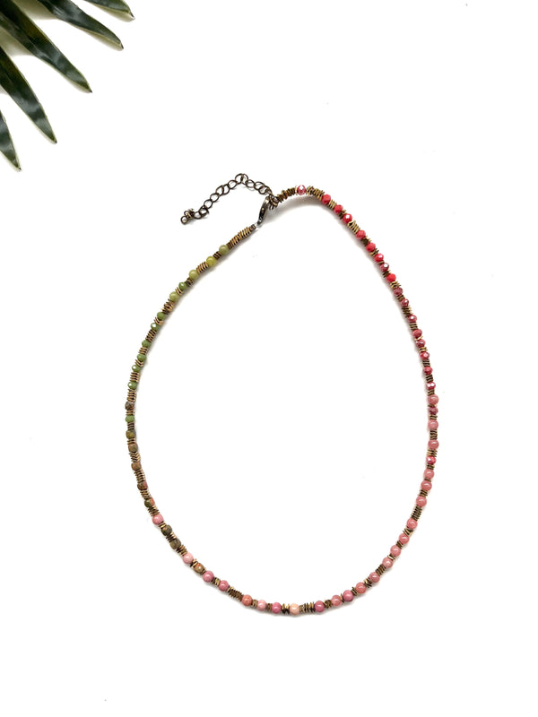 groove delicate necklace - coral and green mix