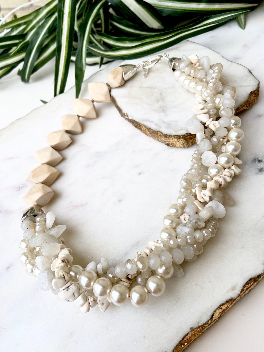 Cream and white mingle necklace